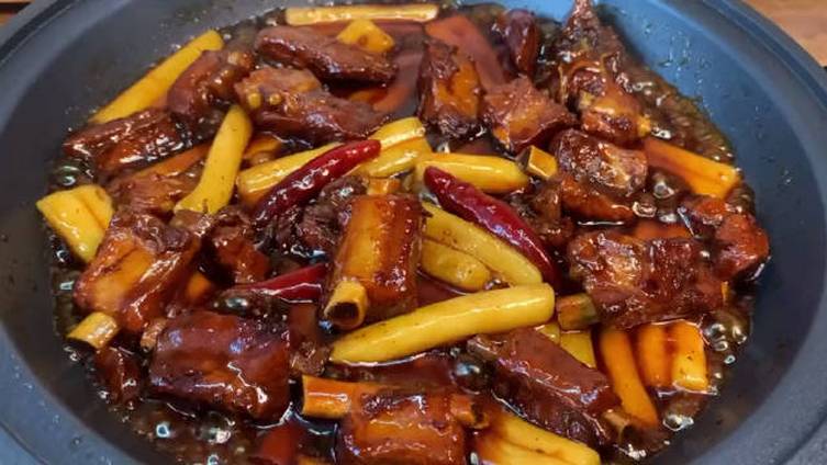 美食时间【最经典排骨吃法:年糕可乐排骨】今天不点外卖了,自己动手做吧炸、炖、煮,撇开这些基
